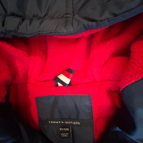 Boys Navy Blue Tommy Hilfiger size 5/6 warm and cozy jacket - Picture 2 of 3